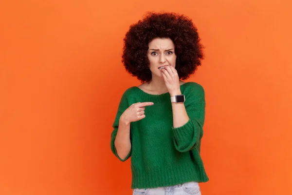 Woman Afro Hairstyle Wearing Green Sweater Showing Watch Her Hand — Stock fotografie