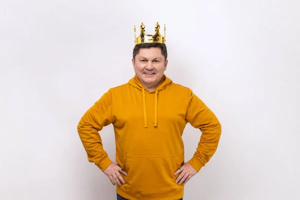 Homem Egoisticamente Olhando Para Câmera Sorrindo Posando Com Coroa Cabeça — Fotografia de Stock