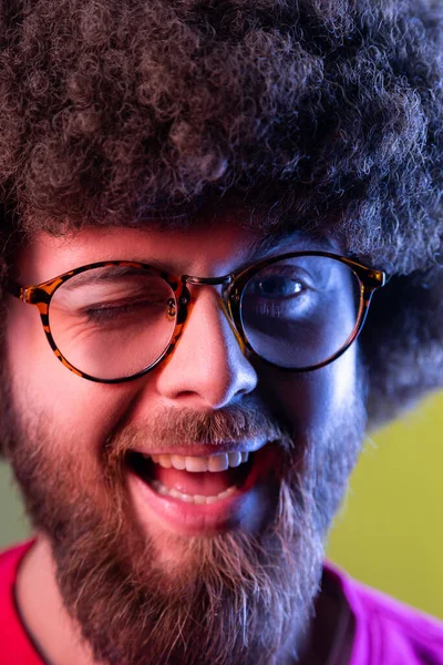 Nahaufnahme Porträt Von Positiven Hipster Mann Mit Afro Frisur Guter — Stockfoto