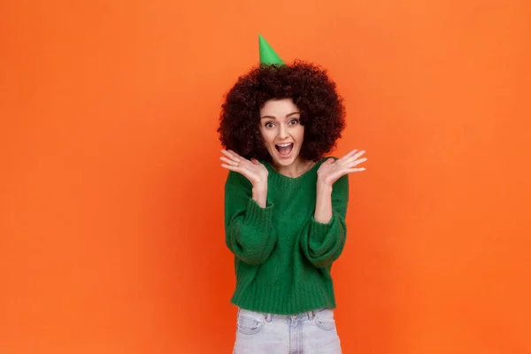 Retrato Mulher Animada Com Penteado Afro Vestindo Camisola Estilo Casual — Fotografia de Stock