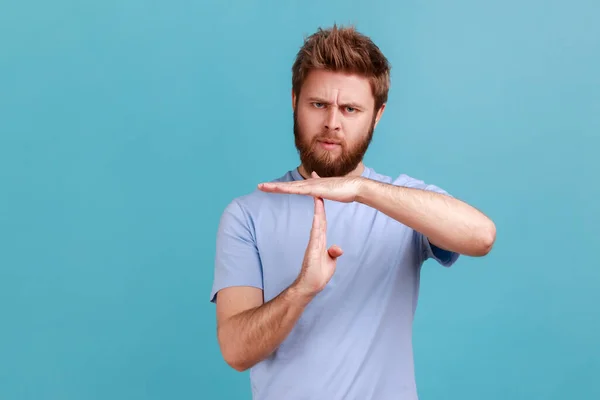 Necesito Más Tiempo Retrato Hombre Barbudo Mostrando Gesto Tiempo Fuera — Foto de Stock