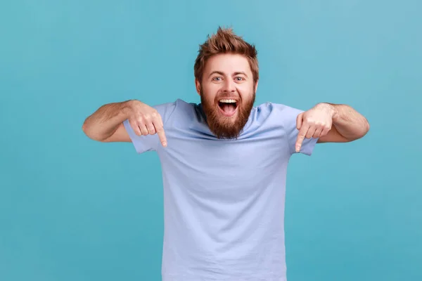 Portret Van Een Tevreden Man Met Een Baard Die Naar — Stockfoto