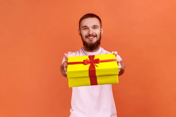 Πορτρέτο Του Χαρούμενου Γενειοφόρου Άνδρα Δίνοντας Κουτί Δώρου Στην Κάμερα — Φωτογραφία Αρχείου