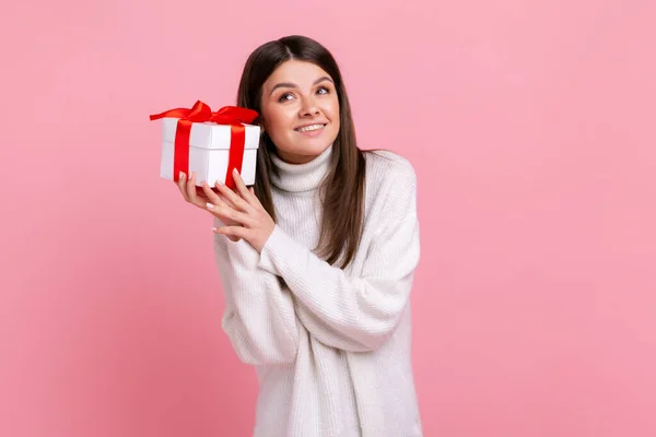 Jolie Fille Aux Cheveux Foncés Tenant Boîte Cadeau Enveloppé Étant — Photo