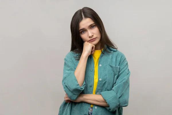 Retrato Jovem Cansada Entediada Ouvindo História Tediosa Com Expressão Depressiva — Fotografia de Stock