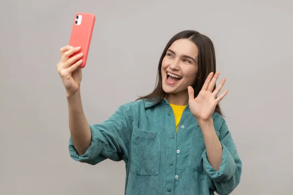 Herrliche Glückliche Frau Winkt Dem Smartphone Kommuniziert Videoanruf Macht Selfie — Stockfoto