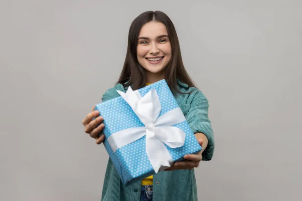 Satisfeito Jovem Adulto Feminino Segurando Azul Embrulhado Caixa Presente Dando — Fotografia de Stock
