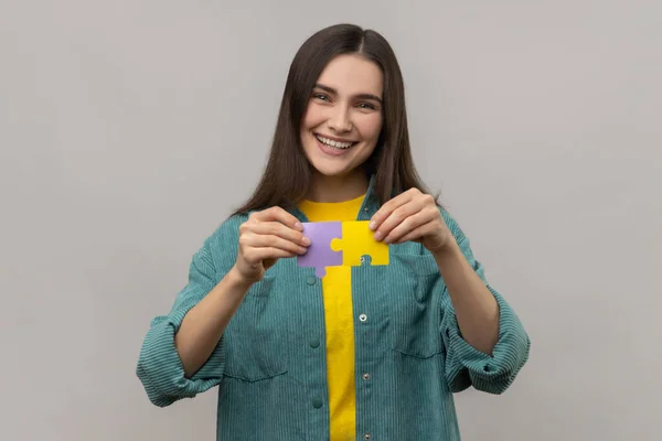 Lächelnde Glückliche Frau Die Bunte Puzzleteile Der Hand Hält Zwei — Stockfoto