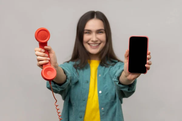 Retrato Mulher Sorridente Encantado Segurando Telefone Retro Telefone Celular Escolha — Fotografia de Stock