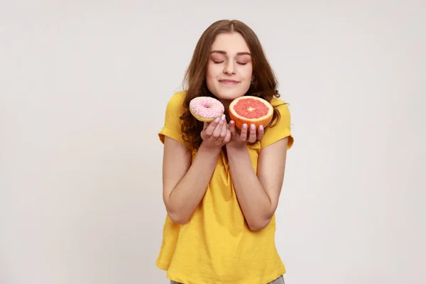 Портрет Счастливой Девочки Подростка Наслаждающейся Запахом Вкусного Грейпфрута Сладкого Пончика — стоковое фото
