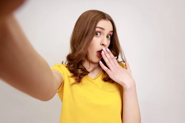 Attractive Teenage Girl Wearing Yellow Casaul Style Shirt Covering Mouth — Stock Photo, Image