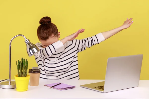 Estremamente Eccitato Donna Impiegato Seduto Sul Posto Lavoro Con Computer — Foto Stock