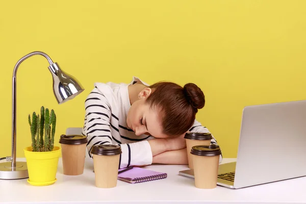 Kimerült Kimerült Női Irodavezető Aki Munkahelyén Alszik Kávéscsészékkel Van Körülvéve — Stock Fotó
