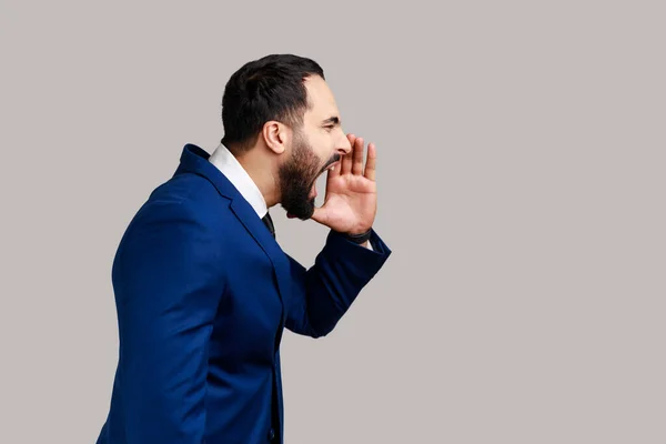 Внимание Боковой Вид Взбешенного Бородатого Мужчину Стоящего Держащего Руки Широко — стоковое фото