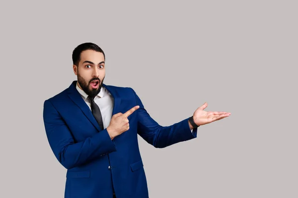 Astonished Bearded Man Pointing Copy Space Palm Looking Amazement Showing — Stock Photo, Image