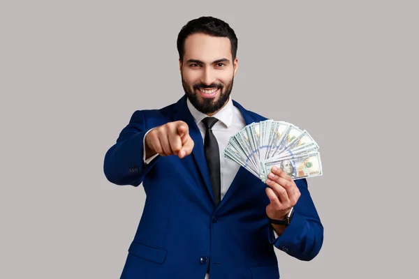 Encantado Hombre Barbudo Positivo Sosteniendo Billetes Dólar Apuntando Cámara Sonriendo — Foto de Stock