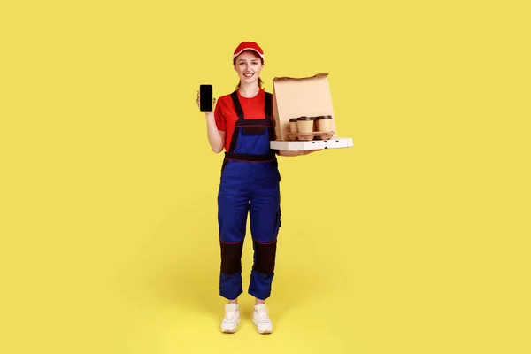 Kurye Kadın Elinde Kahve Pizza Kutularıyla Içki Yemek Dağıtımı Sunuyor — Stok fotoğraf