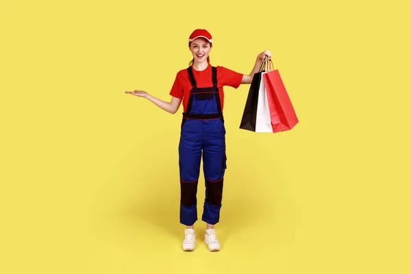 Ellerinde Alışveriş Torbalarıyla Kurye Kadın Avuç Içi Reklamları Için Fotokopi — Stok fotoğraf