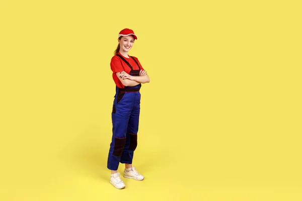 Retrato Comprimento Total Mulher Sorrindo Feliz Útil Com Mãos Cruzadas — Fotografia de Stock