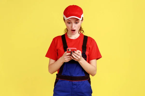 Портрет Молодої Дорослої Шокованої Робочої Жінки Яка Використовує Мобільний Телефон — стокове фото