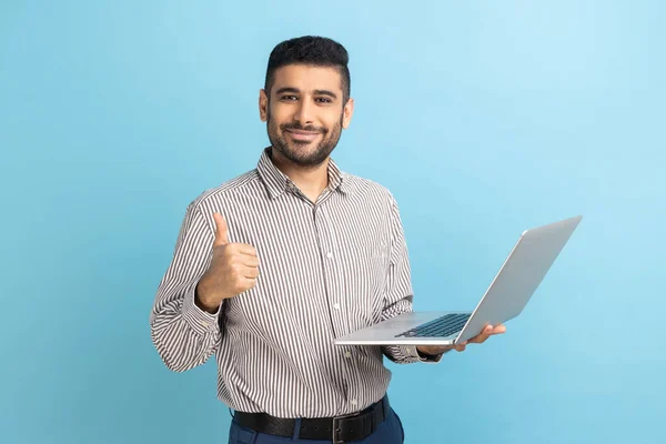 Elinde Taşınabilir Bilgisayarla Gülümseyen Pozitif Adamının Portresi Ekrana Bakıyor Baş — Stok fotoğraf