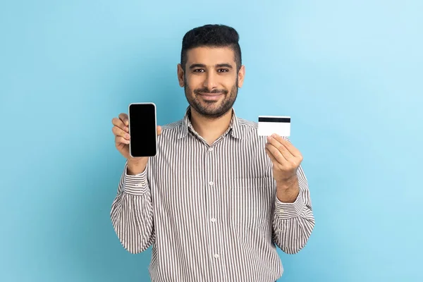 Neşeli Sakallı Adamı Boş Akıllı Telefon Kredi Kartı Gösteriyor Kolay — Stok fotoğraf