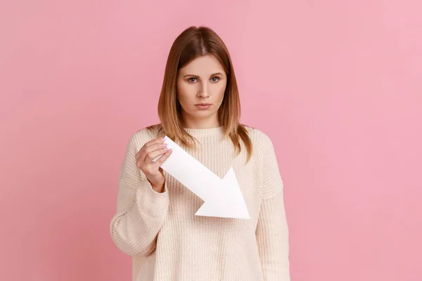 Retrato Mujer Rubia Infeliz Insatisfecha Sosteniendo Flecha Caída Valor Mirando — Foto de Stock