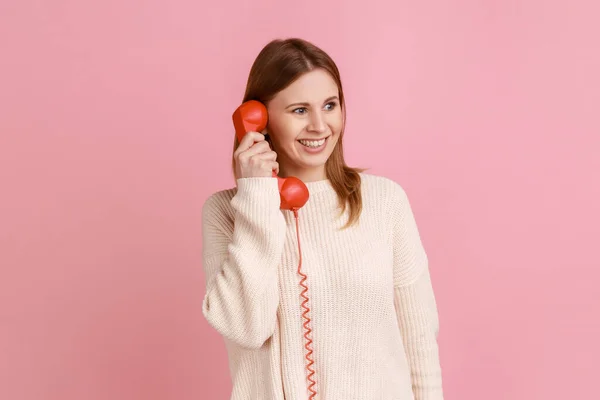 Retrato Feliz Mujer Rubia Satisfecha Hablando Por Teléfono Retro Rojo — Foto de Stock