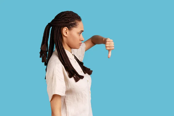 Vista Laterale Della Donna Scontenta Con Dreadlocks Nero Che Mostra — Foto Stock