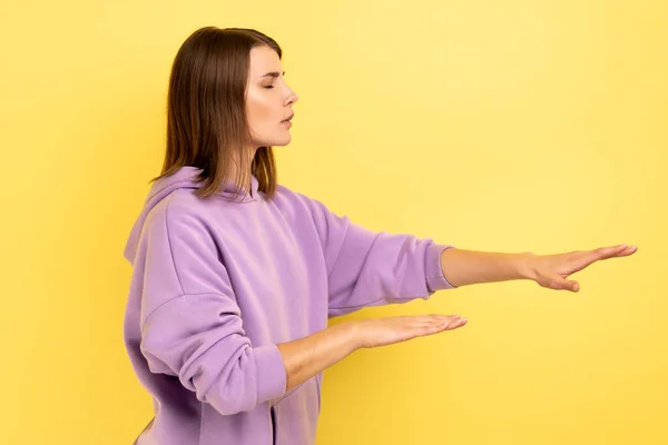 Görme Sorunu Olan Elleri Görme Engelli Mor Kapüşonlu Bir Kadın — Stok fotoğraf