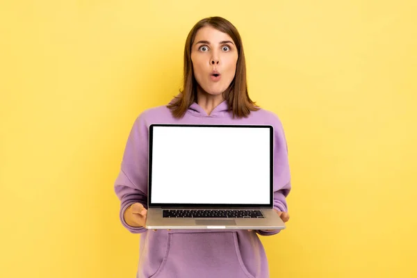 Erstaunt Steht Eine Frau Mit Laptop Und Weißem Leeren Werbebildschirm — Stockfoto