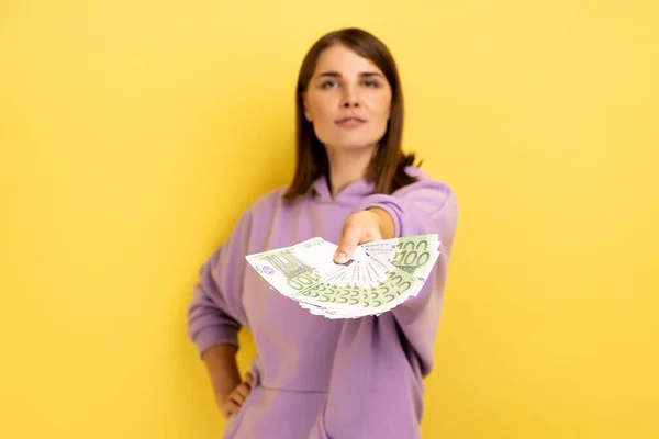 Retrato Uma Jovem Rica Confiante Com Cabelos Escuros Segurando Notas — Fotografia de Stock