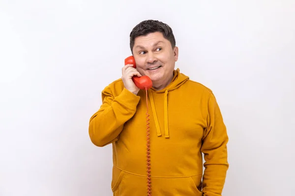 Счастливый Мужчина Средних Лет Говорит Красному Телефону Держит Руке Телефон — стоковое фото