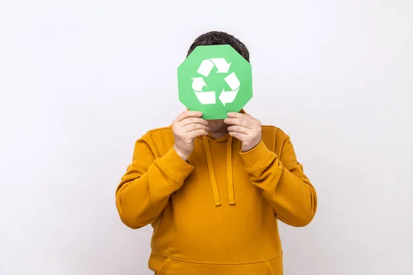 Homem Anônimo Escondendo Rosto Atrás Sinal Reciclagem Verde Triagem Lixo — Fotografia de Stock