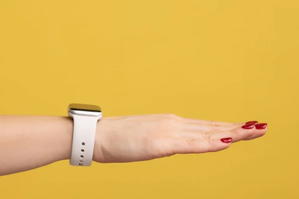 Nahaufnahme Seitenansicht Der Frau Hand Mit Roter Maniküre Und Armbanduhr — Stockfoto