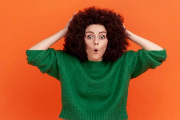 Retrato Mujer Conmocionada Con Peinado Afro Usando Suéter Casual Verde — Foto de Stock