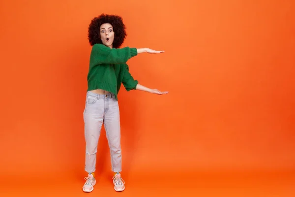 Full Length Portrait Woman Afro Hairstyle Wearing Green Casual Style — Stock Photo, Image