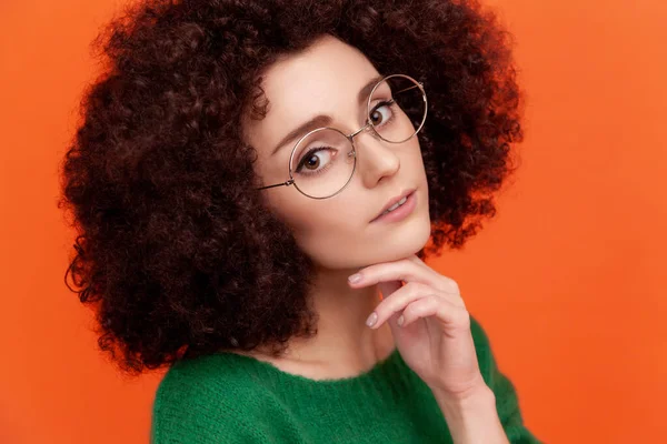 Close Portret Van Aangenaam Uitziende Vrouw Met Afro Kapsel Dragen — Stockfoto