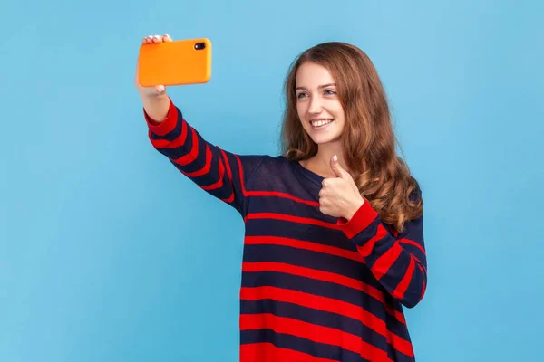 Весела Жінка Щасливою Посмішкою Має Відеодзвінок Показує Великий Палець Камери — стокове фото