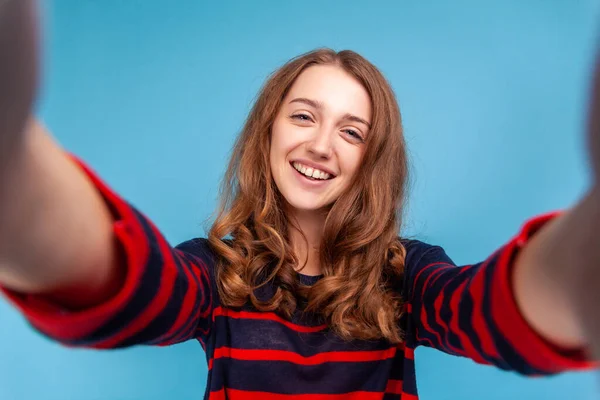 Hermosa Mujer Con Suéter Rayas Estilo Casual Haciendo Selfie Pov — Foto de Stock