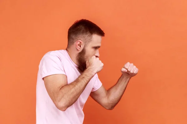 Sidovy Skäggiga Mannen Aggressiv Fighter Håller Knytnävarna Upp Redo För — Stockfoto