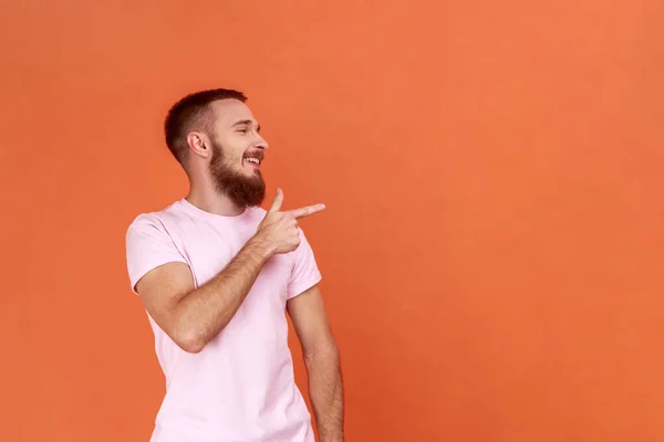 Portret Van Een Optimistische Man Met Een Baard Wegkijkend Met — Stockfoto