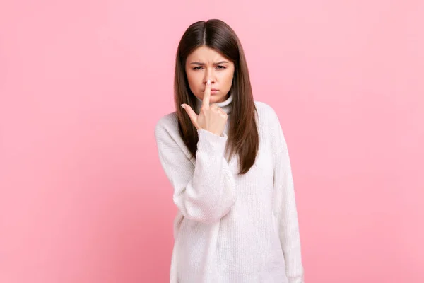 Hezká Dívka Ukazuje Prstem Nos Ukazuje Gesto Lži Obviňuje Podezřívá — Stock fotografie
