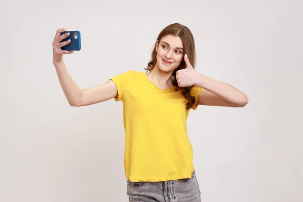 Retrato Mulher Cabelos Ondulados Otimista Idade Jovem Estilo Casual Amarelo — Fotografia de Stock