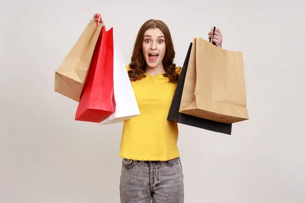 Extreem Tevreden Tiener Meisje Gele Casual Stijl Shirt Met Shopping — Stockfoto