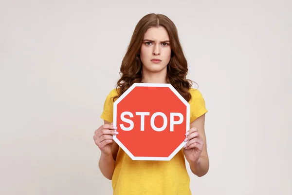 Zakaz Zakazany Dostęp Młoda Poważna Kobieta Żółtej Koszulce Trzymająca Czerwony — Zdjęcie stockowe