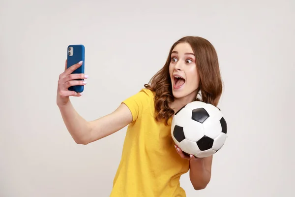 Щаслива Жінка Блогер Молодого Віку Жовтій Повсякденній Футболці Тримає Футбольний — стокове фото