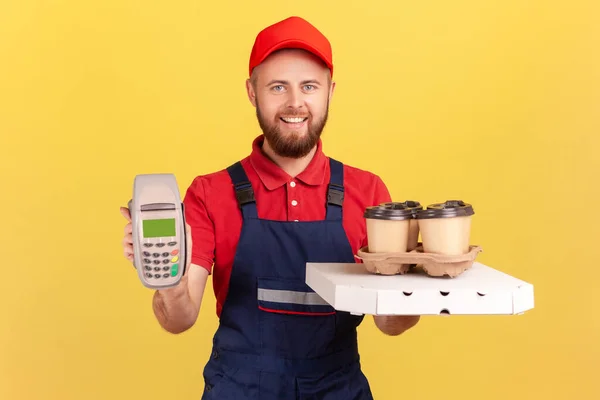 Bezorgservice Vriendelijke Professionele Koerier Overalls Met Koffie Pizza Doos Het — Stockfoto