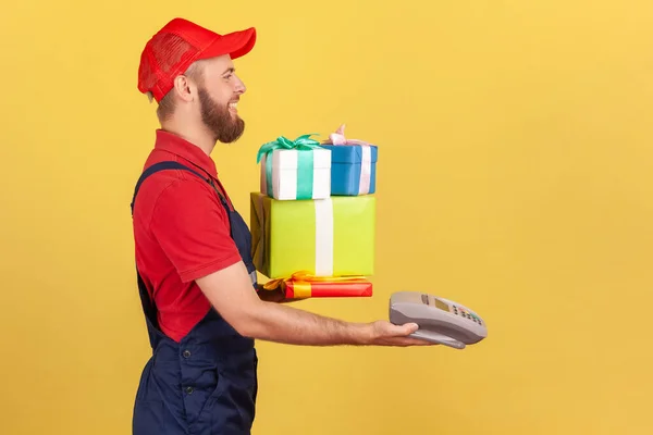 Vista Lateral Mensajero Sonriente Overol Camiseta Roja Sosteniendo Cajas Envueltas — Foto de Stock