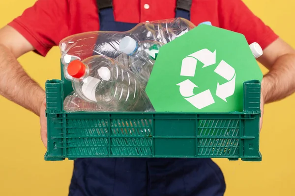 Anonymní Neznámý Dělník Drží Krabici Plastovými Lahvemi Zeleným Recyklačním Symbolem — Stock fotografie
